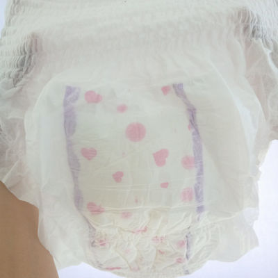 Hoge absorptie Vrouwen trekken luierbroek aan tijdens de menstruatie
